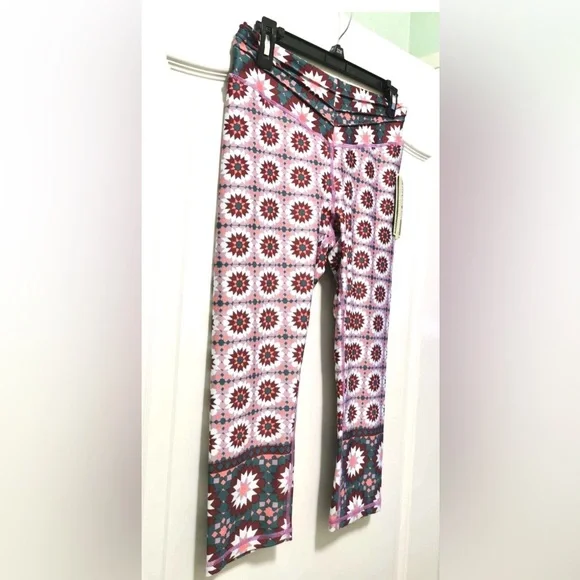 Gianni Bini Capri Legging Capri Medium M-S Pink Geofloral Ella NWT active NEW - Picture 3 of 7